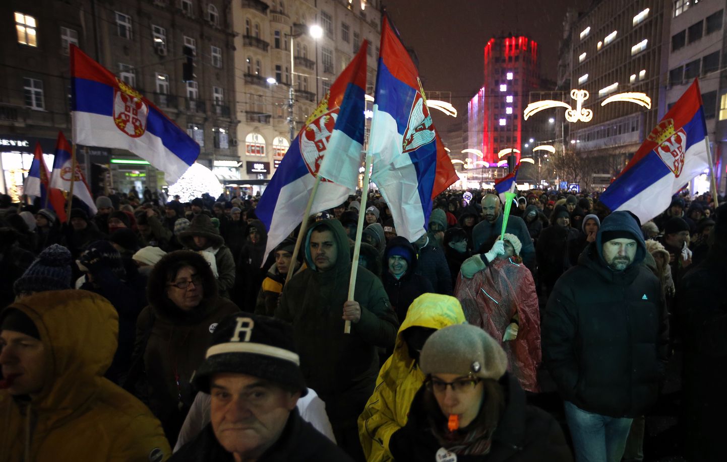 Serbia pealinnas Belgradis kogunesid eile õhtul juba viiendat järjestikust nädalavahetust tuhanded presidendivastased meeleavaldajad.