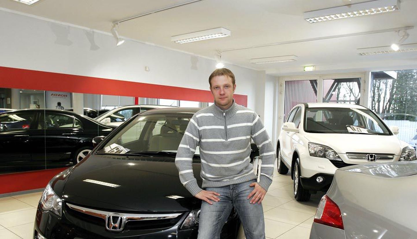 Viljandis Hondasid müüva LX Motorsi juhataja Tanel Alliksaare sõnul pole autokaupmeestel praegu küll põhjust rõõmustada, kuid pankrotti ei ole samuti tarvis karta.