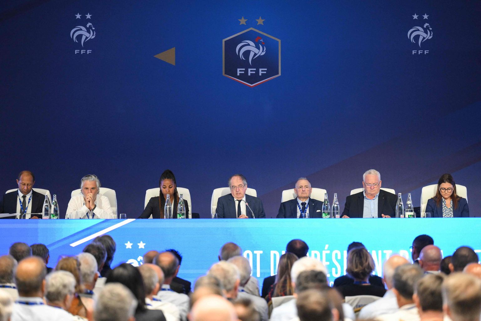 Prantsusmaa jalgpalliliidu võtmeisikud, eesotsas president Noel Le Graet'ga (keskel).