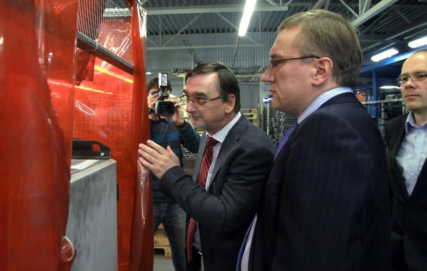 Majandus- ja kommunikatsiooniminister Juhan Parts (paremal) ja IMECCi projektide koordinaator Jaak Lavin uudistasid Pärnus voodeid tootvas OÜ Stramis innovaatilist keevitamisrobotit.