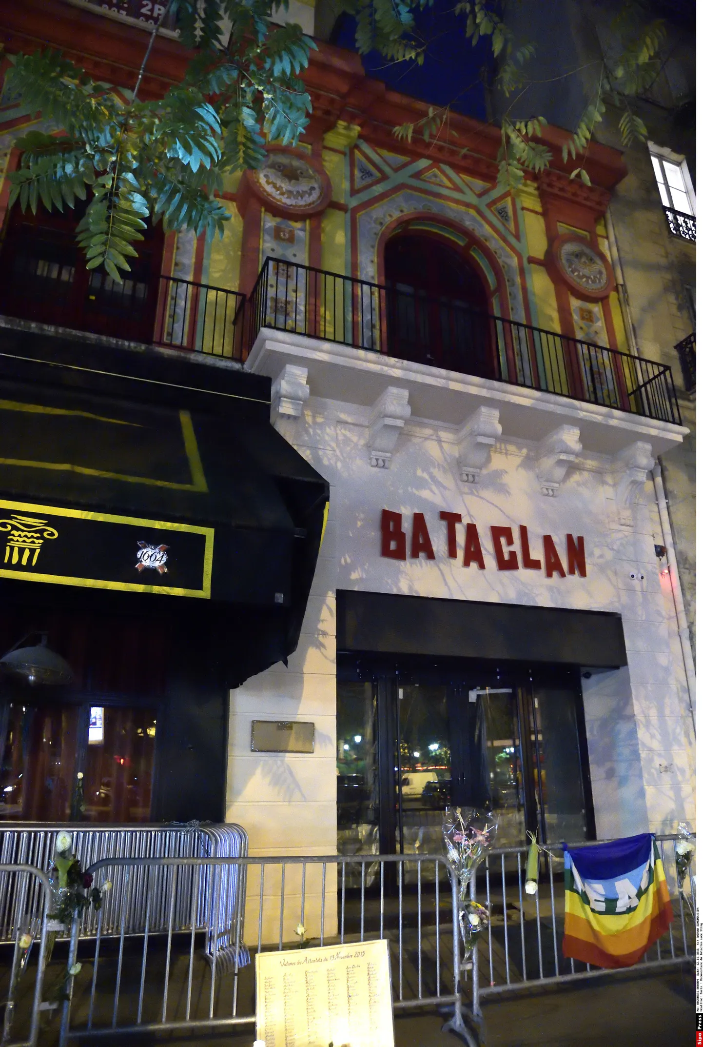 La facade de la salle du  Bataclan dans le 11 eme arrondissement de Paris dans la nuit precedant sa reouverture un an apres les attentats qui avaient fait 130 morts dans la capitale francaise dont 90 au Bataclan. Paris, France - 12/11/2016//SADAKA_sada004/Credit:SADAKA EDMOND/SIPA/1611130024