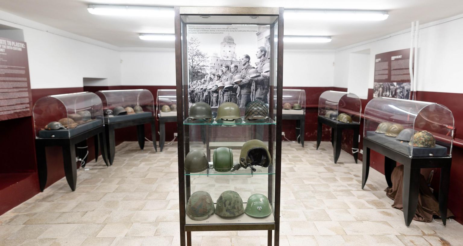 KGB kongide muuseumis kiivirnäitus, kus on 50 kiivrit pillide parandaja ja kaitseliitlase Aare Nõmme erakogust.