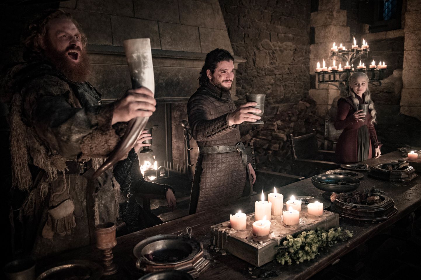 Kaader «Troonide mängu» kaheksanda hooaja neljandast osast. Vasakult Tormund Giantsbane (Kristofer Hivju),  Jon Snow (Kit Harington) ja  Daenerys Targaryen (Emilia Clarke)