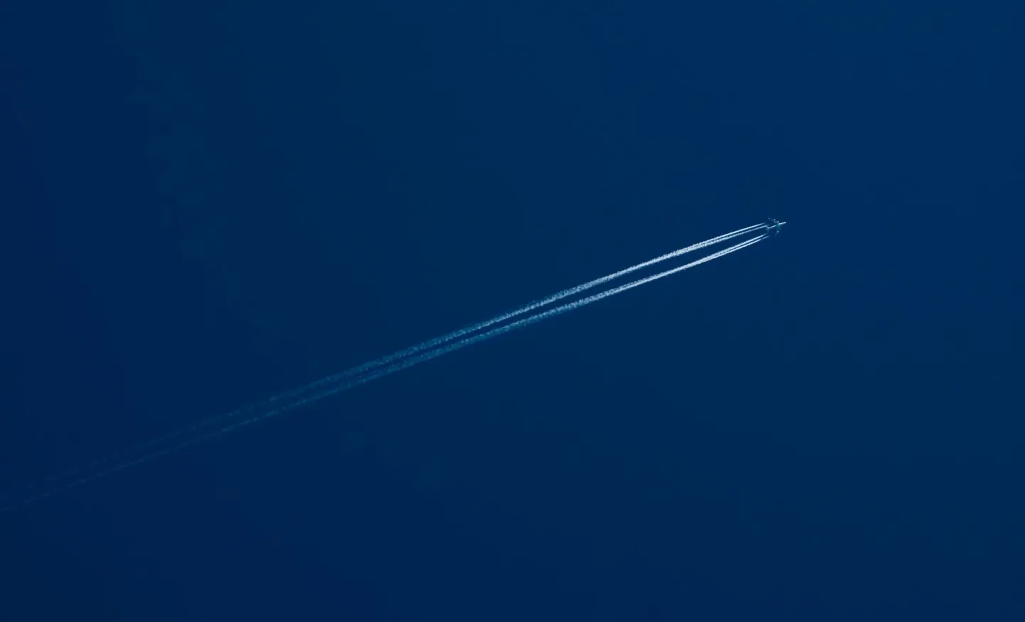 Lennukijälg taevas on kui piirideta maailma sümbol. FOTO: Mihkel Maripuu