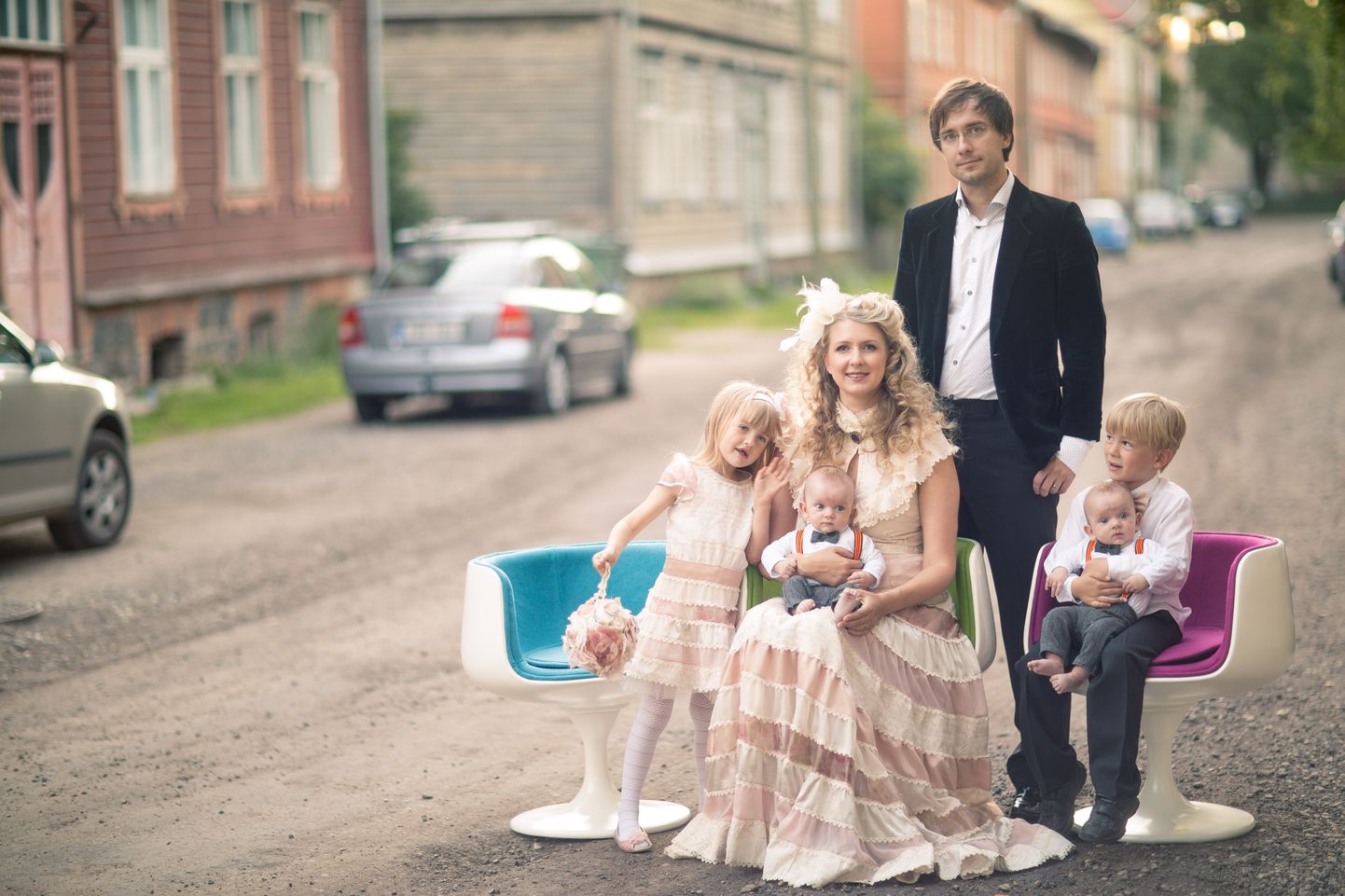 Liina ja Oliver Pulges pulma-aastapäeval oma nelja lapsega: (vasakult) Teele, kaksikud Mihkel ja Priit ning Karl.