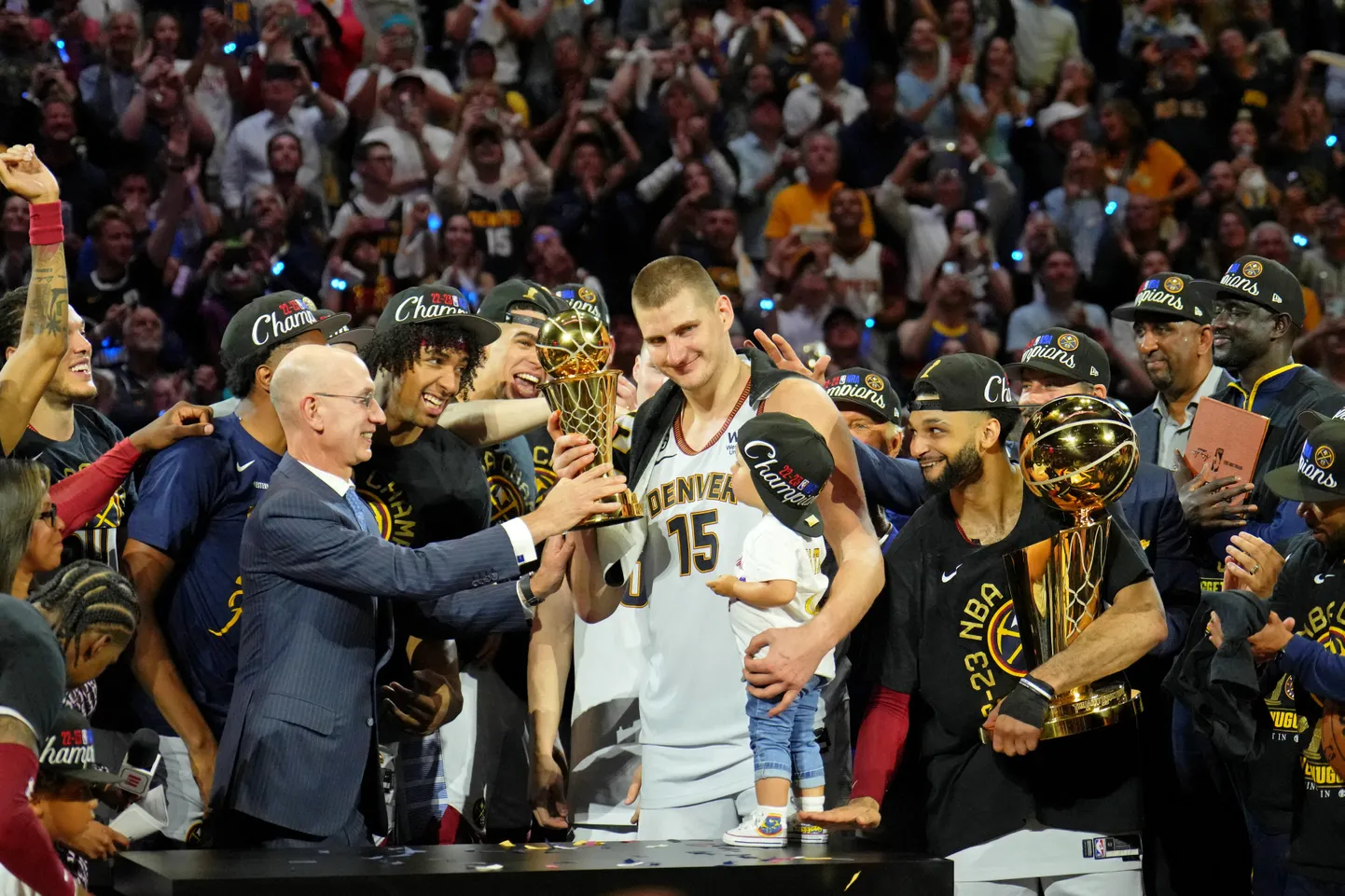 Nikola Jokić (keskel) vedas Denver Nuggetsi lõpuks NBA meistriks.