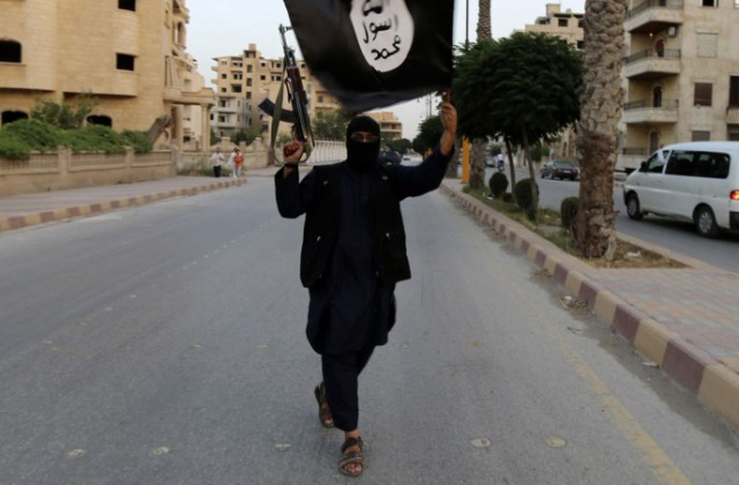 ISIS kaujinieks Irākas ielās. Ilustratīvs attēls