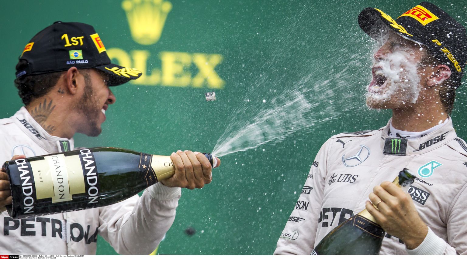 Lewis Hamilton (vasakul) pritsimas Nico Rosberg vahuveiniga.