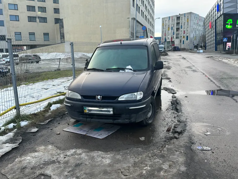 Около порта стоит автомобиль с украинскими номерами.