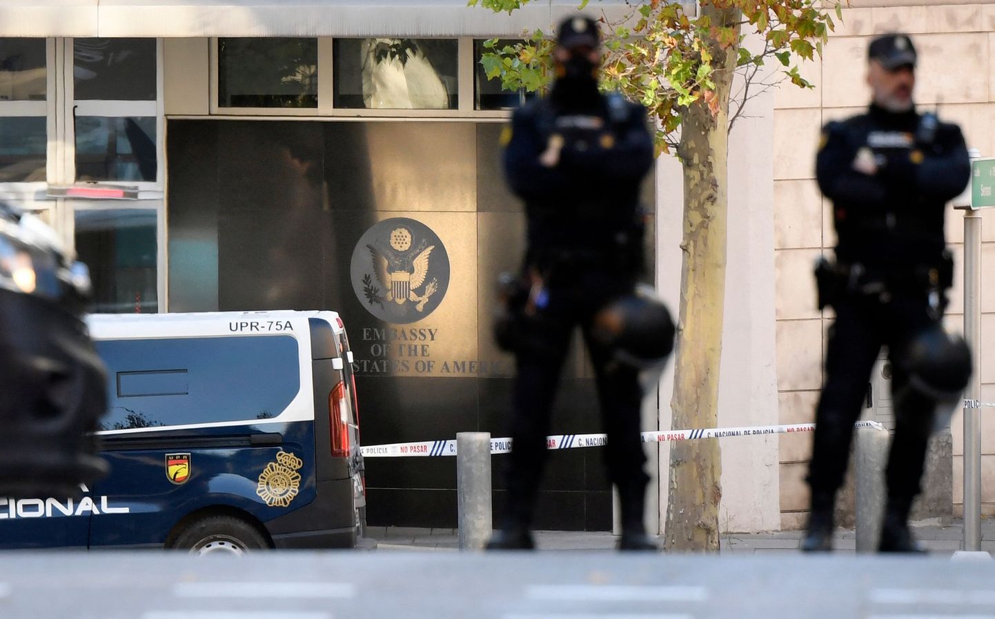 Hispaania politseinikud 1. detsembril 2022 USA Madridi saatkonna juures seoses kirjapommi juhtumiga.