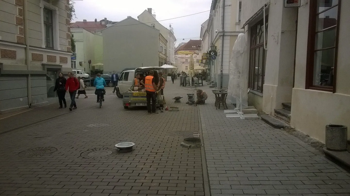 Kõnniteevalgustite eemaldamine Rüütli tänaval.