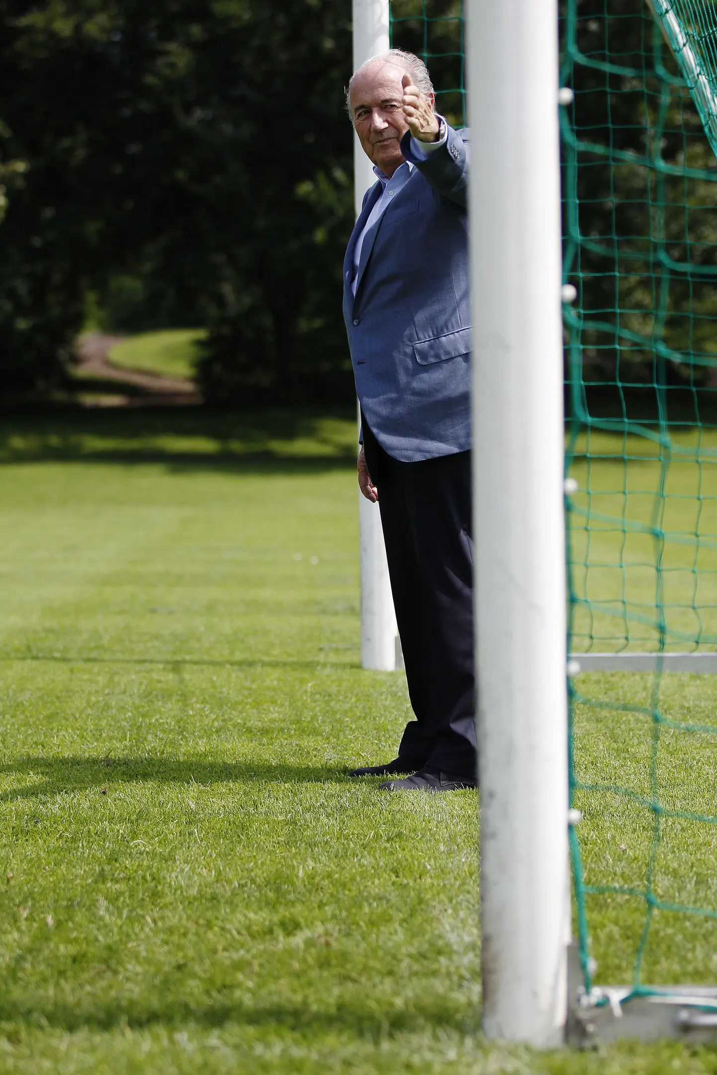 FIFA president Sepp Blatter väravajoonel seismas. Jalgpallis hakatakse õige pea kasutama väravajoonetehnoloogiat.