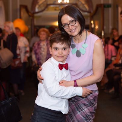Анна Фаттахова с сыном на благотворительном концерте «Мама жизнь подарила». Анна помогала как волонтер.