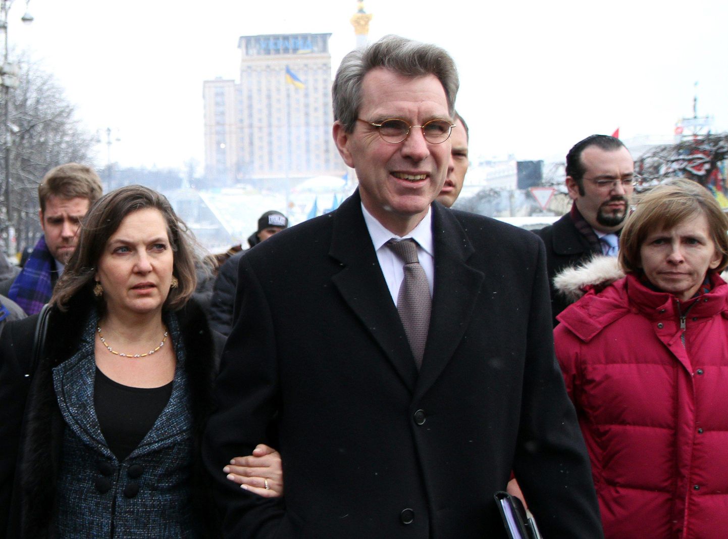 USA välisministri asetäitja Victoria Nuland (vasakul) koos USA Ukraina suursaadiku Jeffrey Payette'iga Kiievis detsembris 2013.