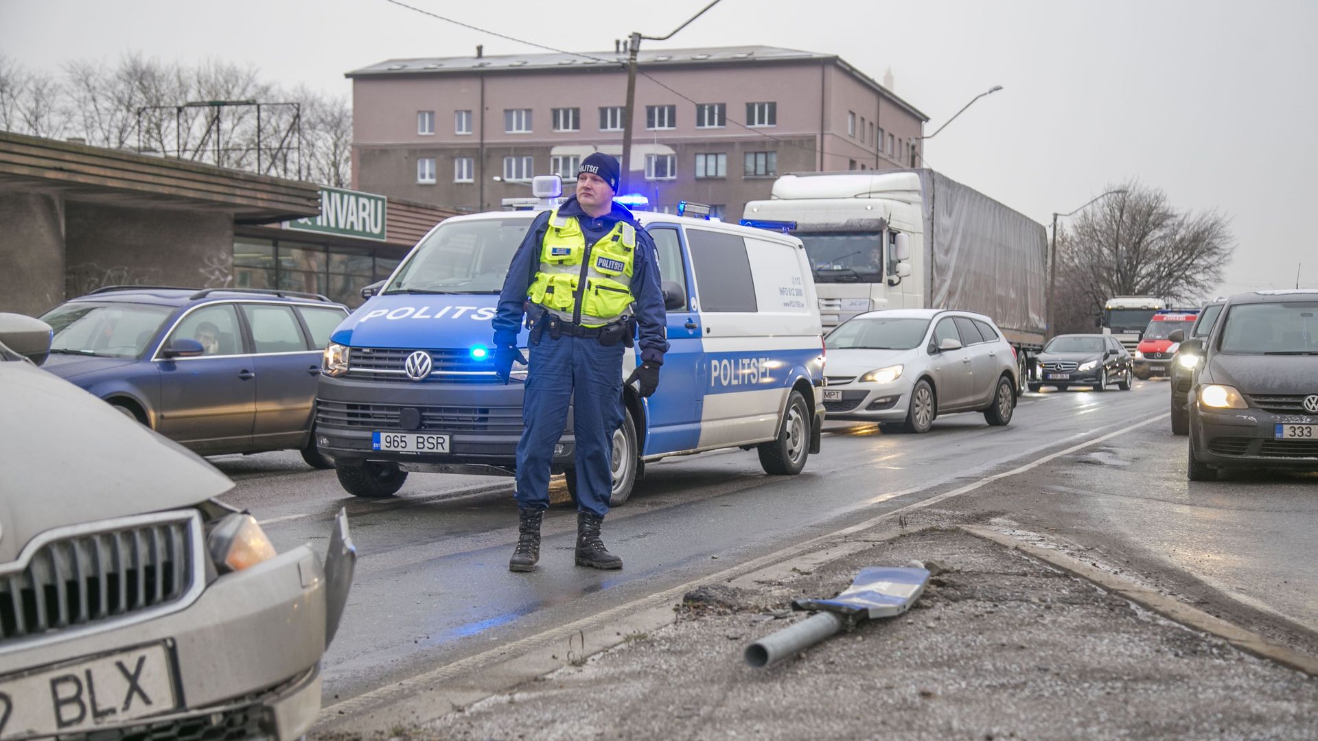 Фото и видео: в Таллинне машина врезалась в светофор