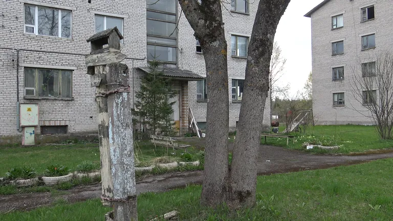 Практические опустевшие, но все еще жилые дома в Сиргала.