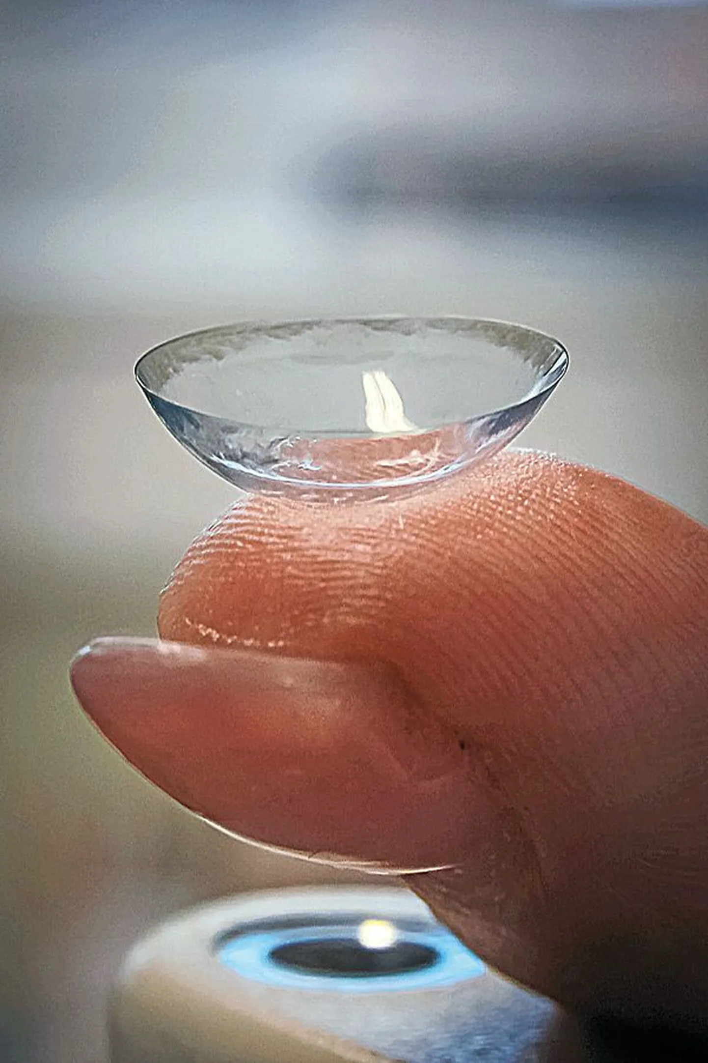 Et aru saada, mispidi lääts silma panna, tuleb see asetada sõrmele – lääts peab välja nägema nagu kausike, servad ülespidi.