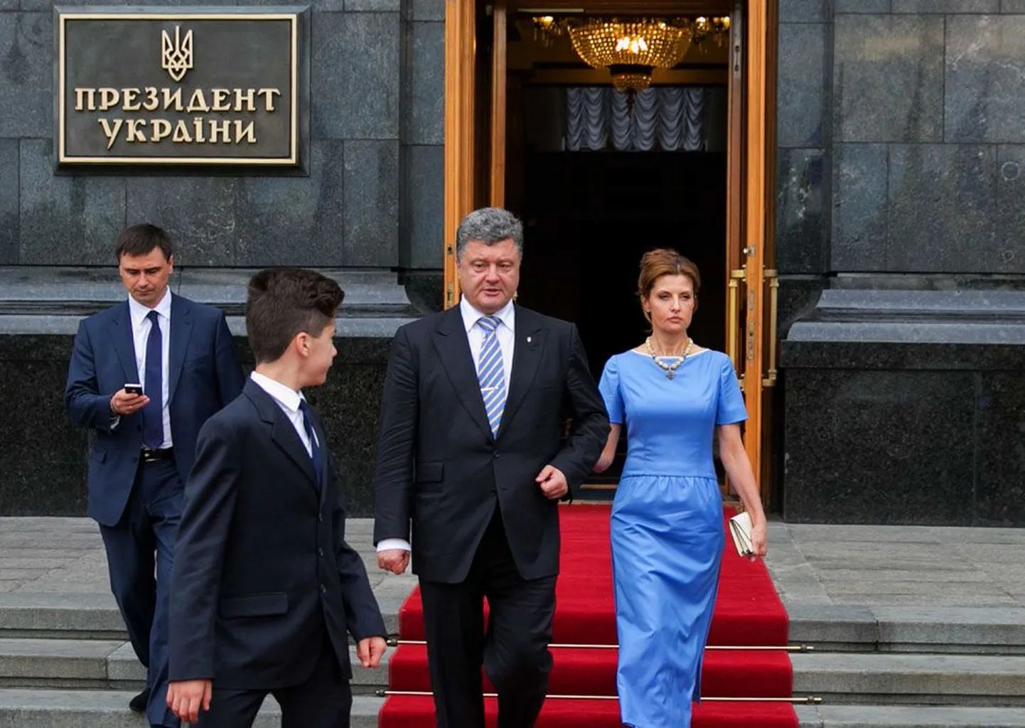 Petro Porošenko abikaasa Marina ja poja Mõhhailoga inauguratsioonilt lahkumas.