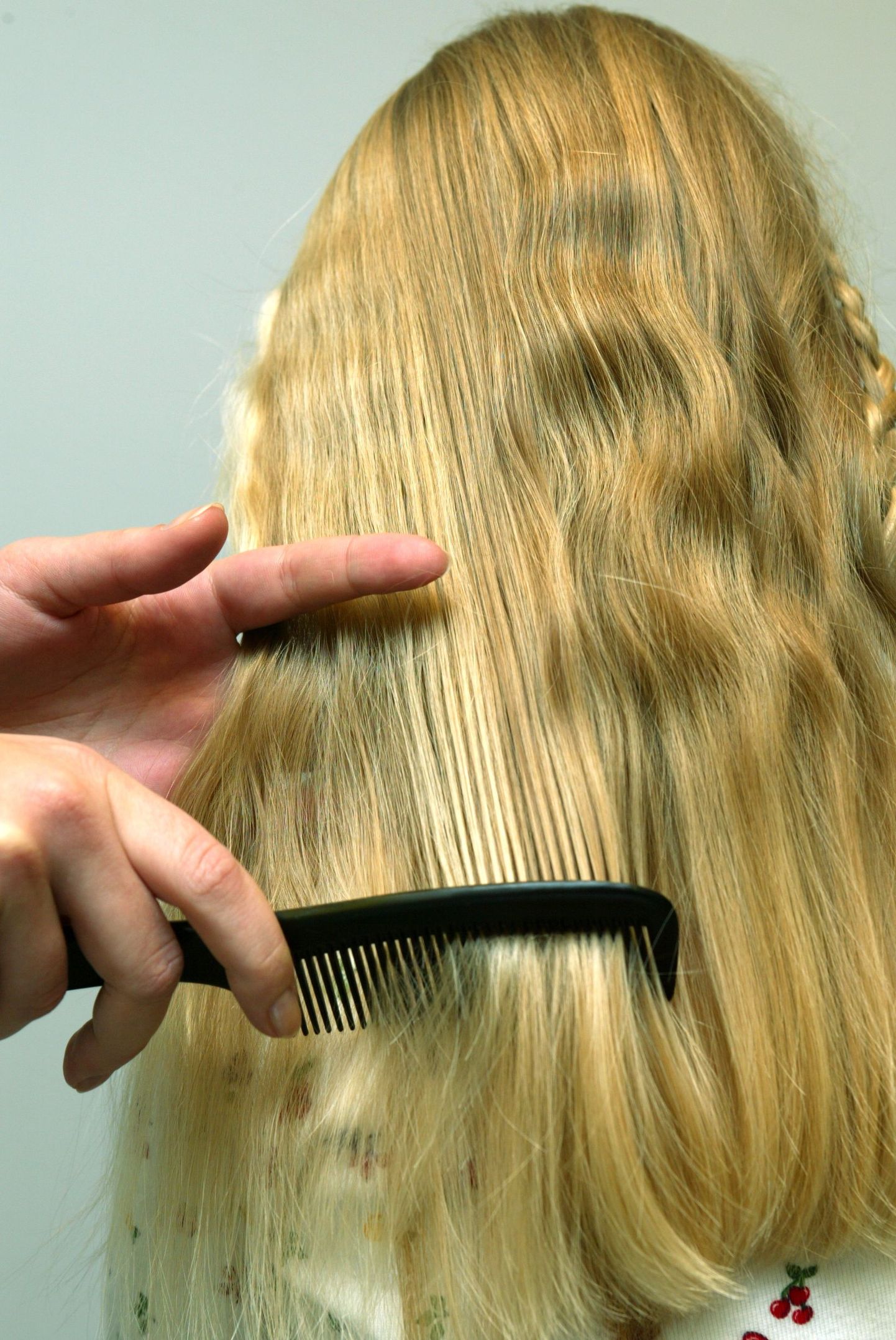 Благодаря регулярным стрижкам волосы выглядят более ухоженными и здоровыми.