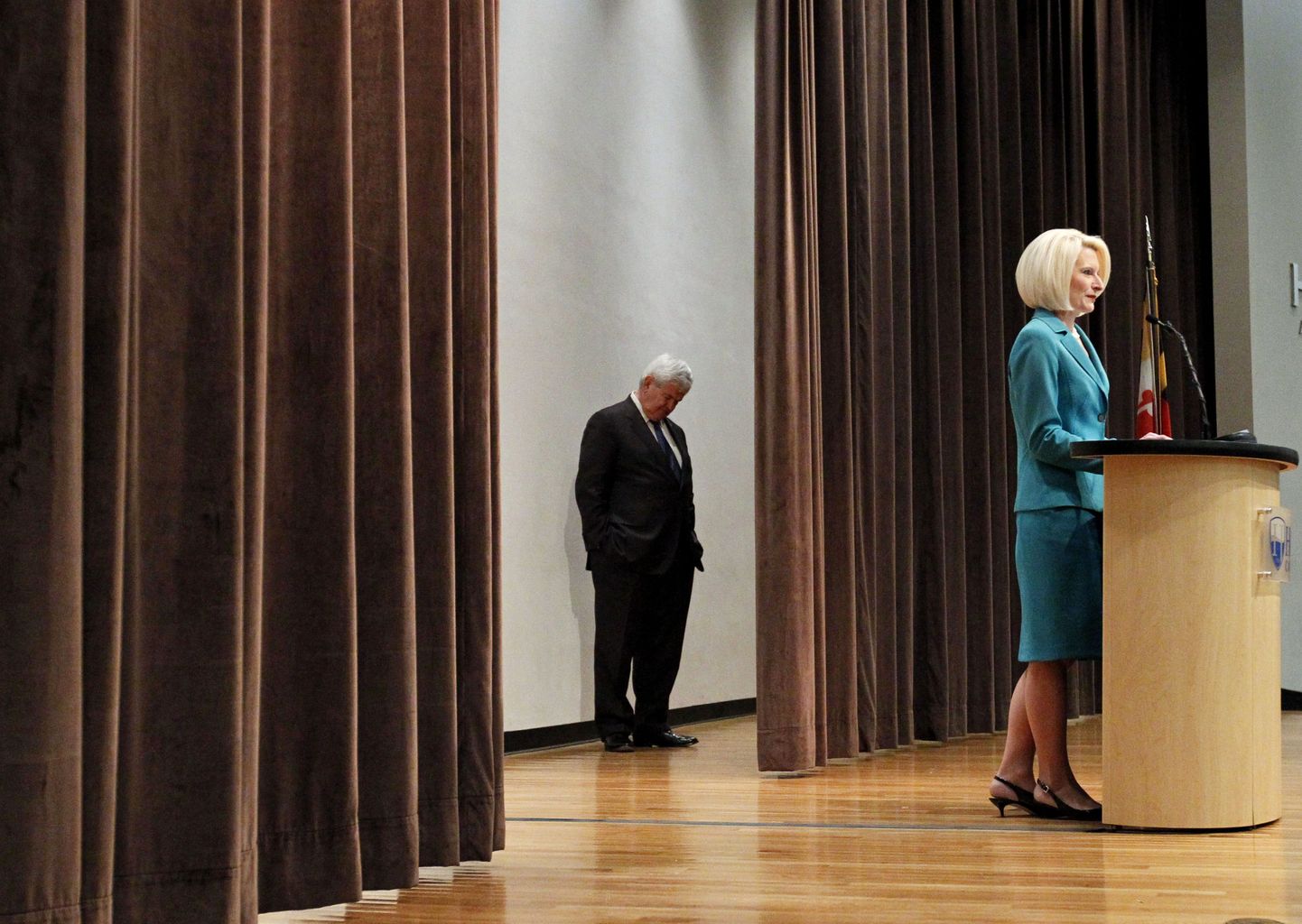 Newt Gingrich ootab lava taga, kui tema abikaasa Callista juhatab kampaaniaüritusel Hood College’is (Frederick, Marylandi osariik) sisse oma mehe sõnavõtu.