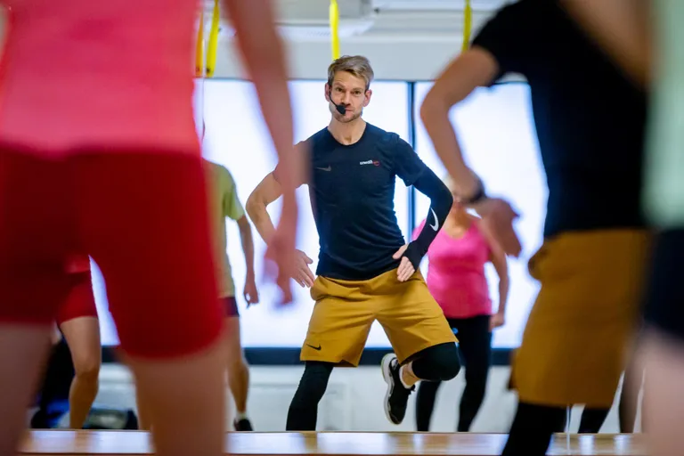 Mihkel Vabriti trennid on väga lõbusad. Treener usub, et lustiga pingutab inimene palju rohkem kui morni näoga ning tema töö on olla ka meelelahutaja.