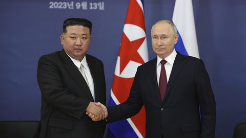 SANKTSIOONIDE RIKKUMINE ⟩ Putin kinkis Kim Jong-unile luksuslimusiini