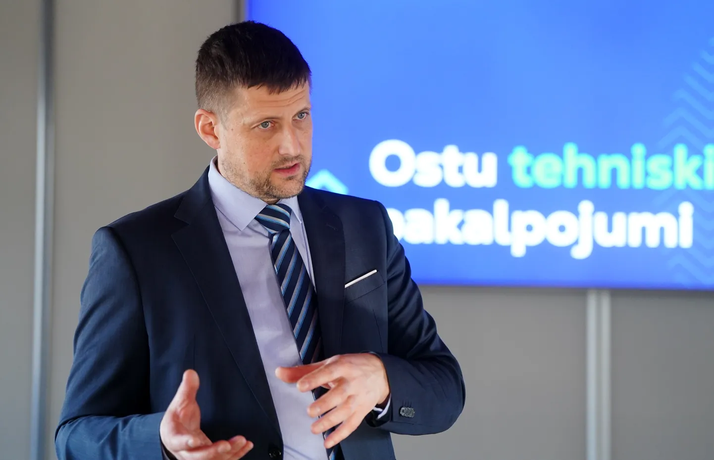 Rīgas brīvostas pārvaldnieks Ansis Zeltiņš satiksmes ministra vizītes laikā Rīgas brīvostā.