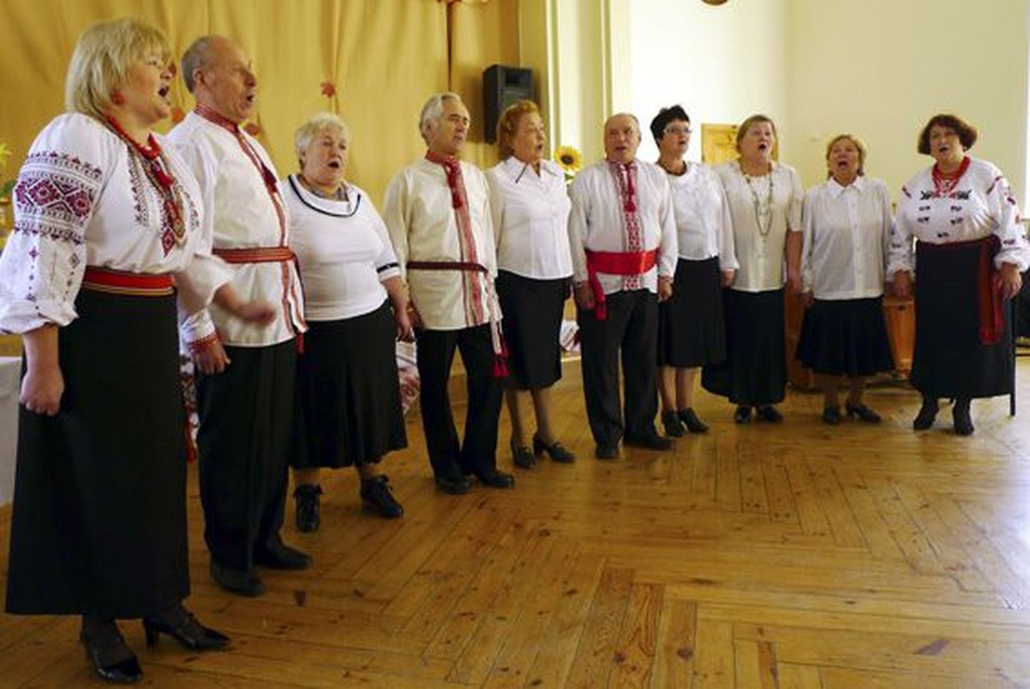 Ukraina kooli avamisel Tapal lasid lauluhäälel kõlada koori Žuravuska liikmed.