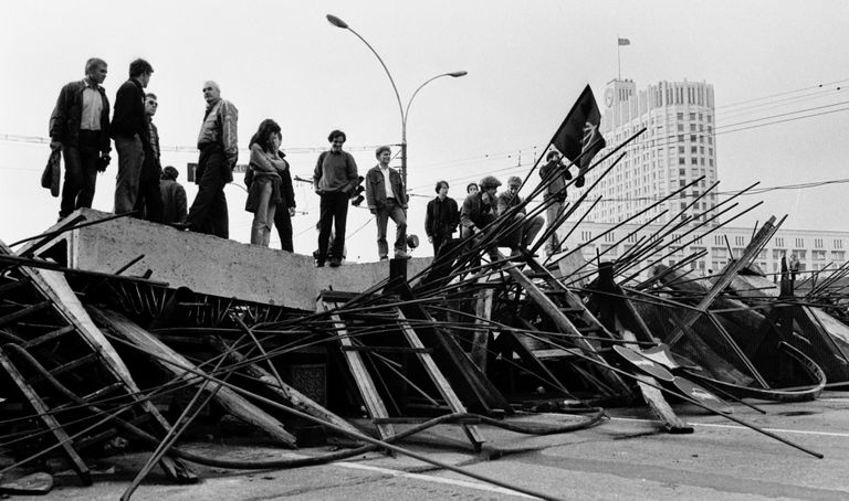 Läänes ühtaegu oodatakse Vladimir Putini surma ja kardetakse võimuvahetuse tagajärgi. 1991. aastal tuli rahvas Moskvas barrikaadidele. Praegu näib riigi elanikkond olevat tõhusalt tasalülitatud.