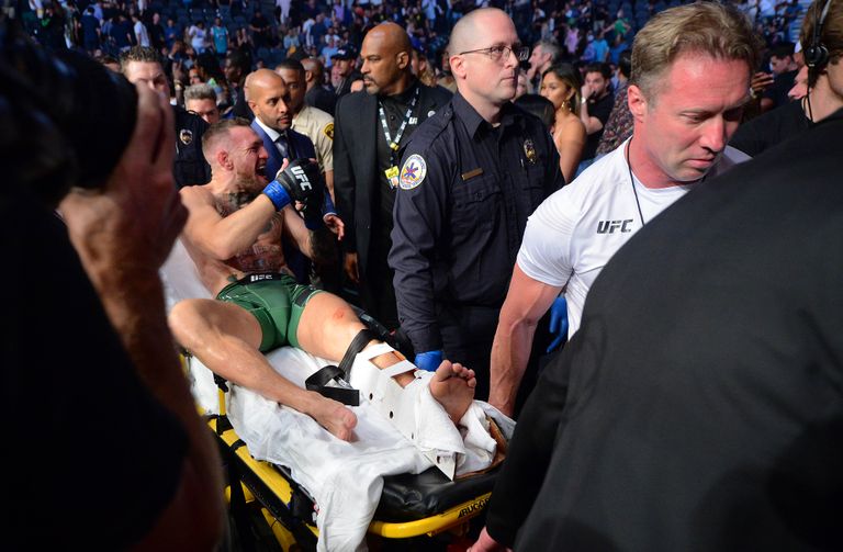 Vigastatud McGregor kantakse areenilt minema 10. juulil UFC 264-l.