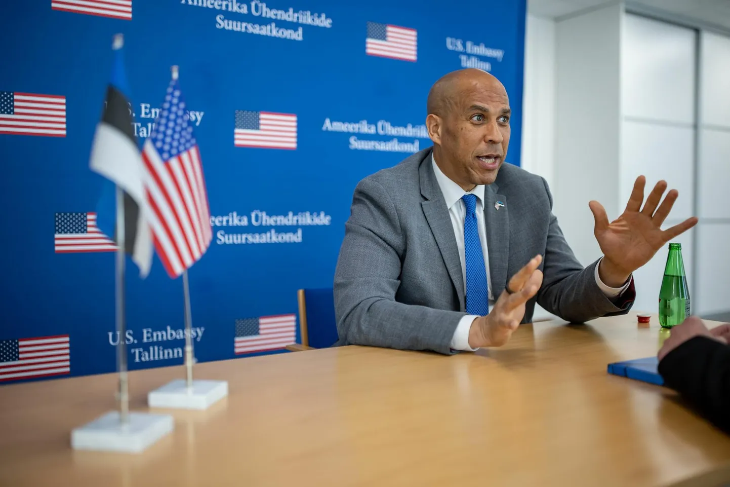 Eestit külastanud senaator Cory Booker 27. mail Ameerika Ühendriikide saatkonnas.