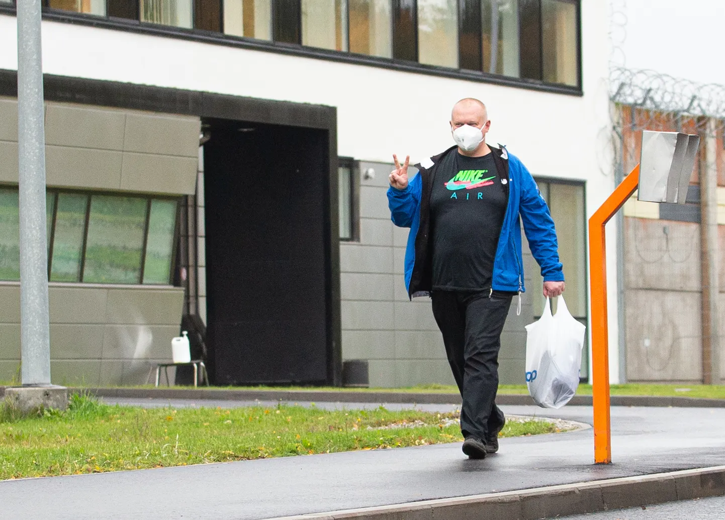 6. oktoober 2022. Sel päeval vabanesid Viru vanglast kaks päeva varem ajutiselt kinni peetud mitmed uurimise alla sattunud linnajuhid. Fotol on äsja trellide tagant pääsenud toonane volikogu esimees, Nikolai Ossipenko kasupoeg Tiit Lillemets.