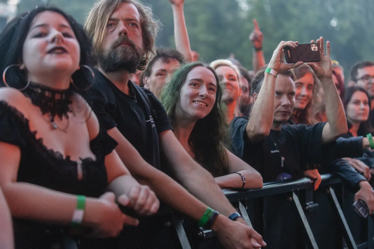 Depeche Mode Tallinna lauluväljakul 6.8.2023. Fännitarid. Päris lava ees oli tihe, aga muidu oli elu väga inimlik
