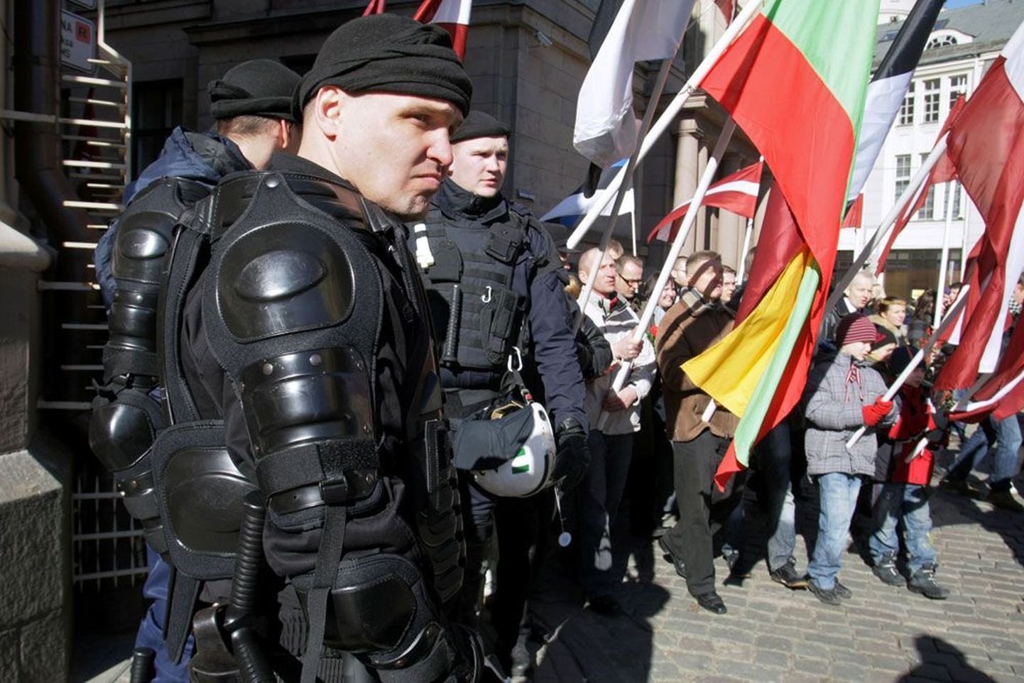 Läti märulipolitseinikud ja meeleavaldajad mullusel leegionäride päeval Riias.