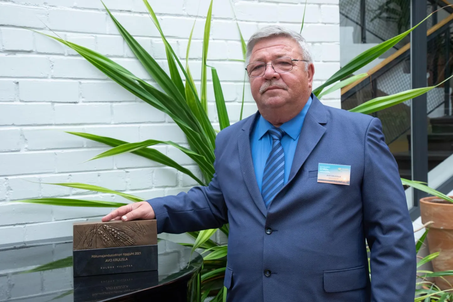 Avo Kruusla koos Tiiu Kirsipuu tehtud skulptuuriga „Kuldne viljapea”. Põllumajanduse tippjuhte tunnustatakse aastast 2013.