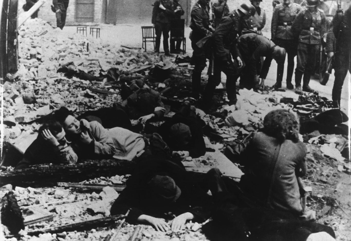 End SS-vägede kätte andnud juudid pärast Varssavi geto ülestõusu mahasurumist 1943. aasta mais.