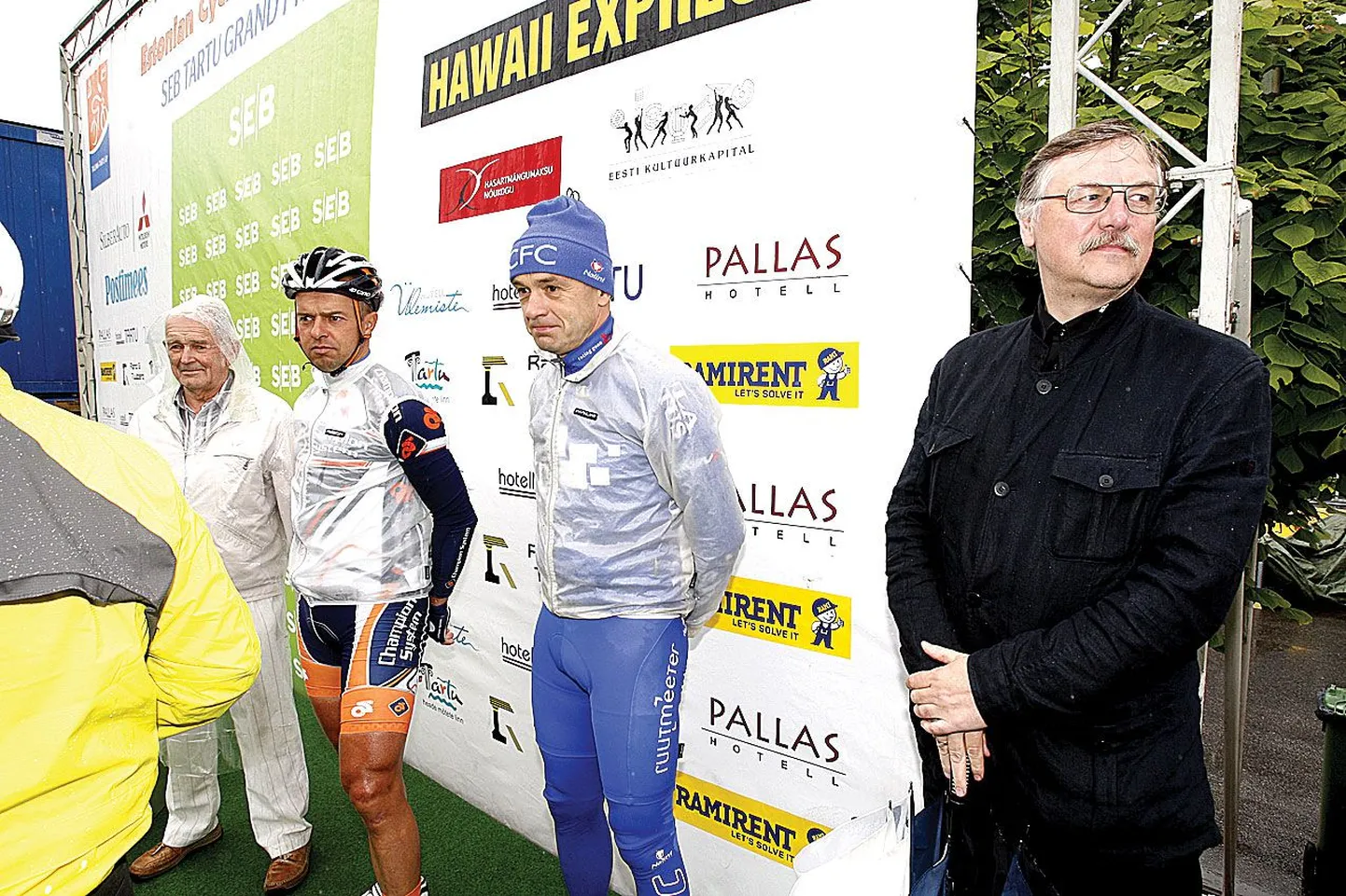 Laupäevasel jalgrattavõistlusel Tartu GP oli ka hetk, mil enne starti kutsuti lavale kolm Kirsipuud: isa Rein (vasakult) ning pojad Jaan ja Toomas.