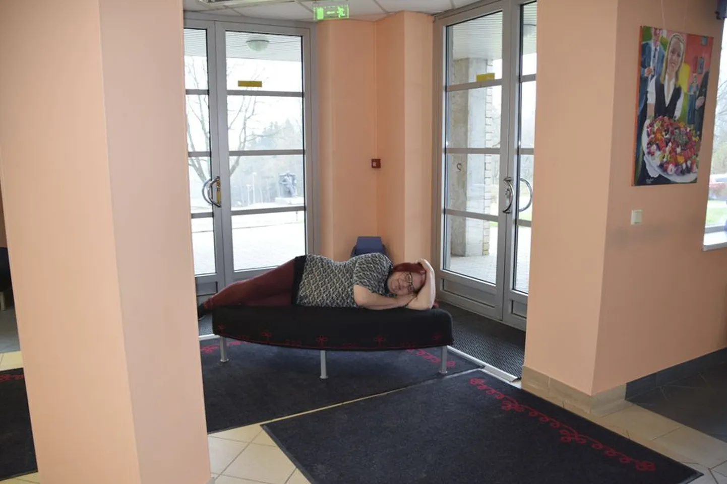 Kai Kannistu näitas esmaspäeval, et just sedasi oli ta veetnud kultuurikeskuse ukse ees pühapäeva varahommiku.