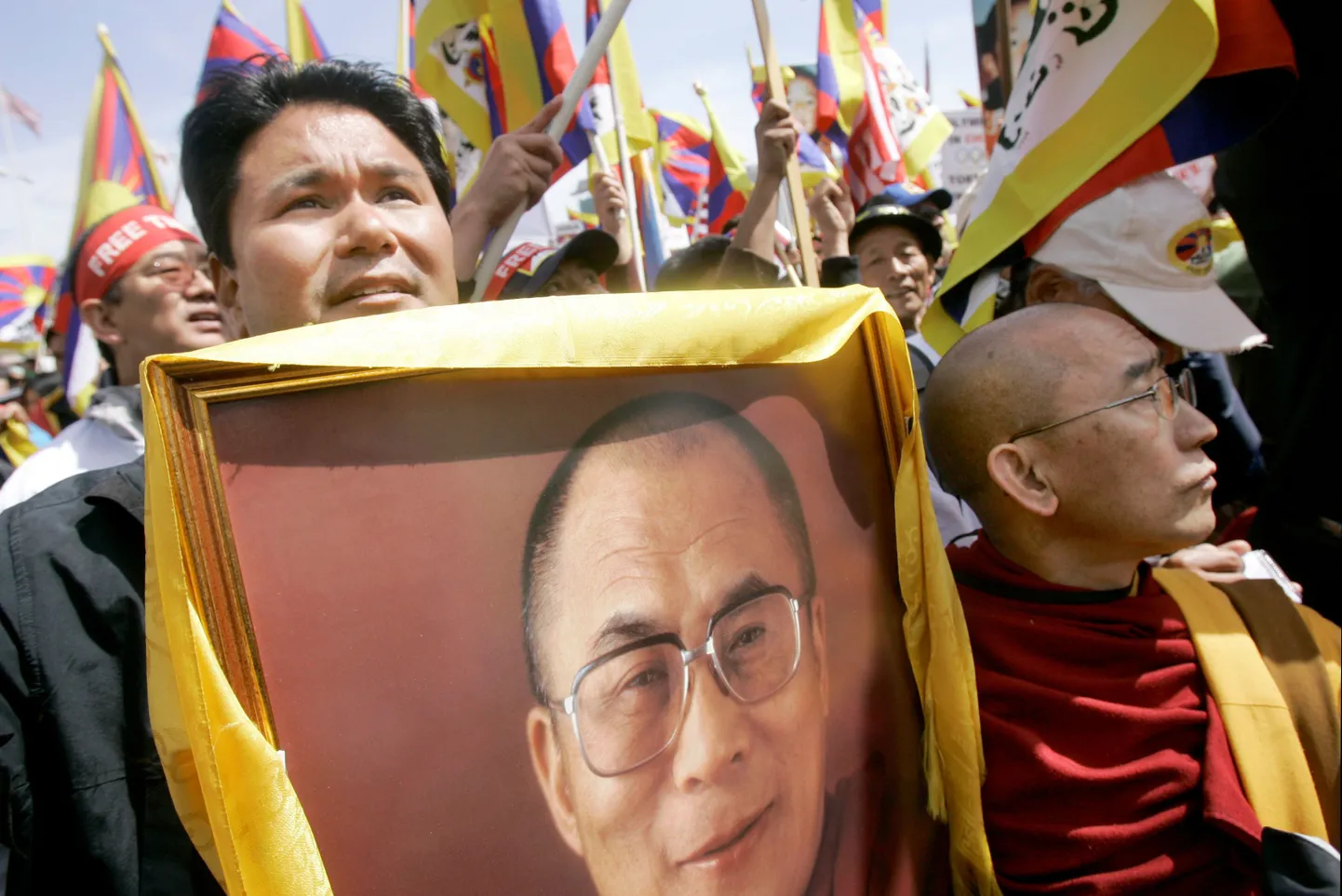 Jigme Norbu (vasakul) 2008. aastal San Franciscos toimunud meeleavaldusel oma onu dalai-laama fotoga.