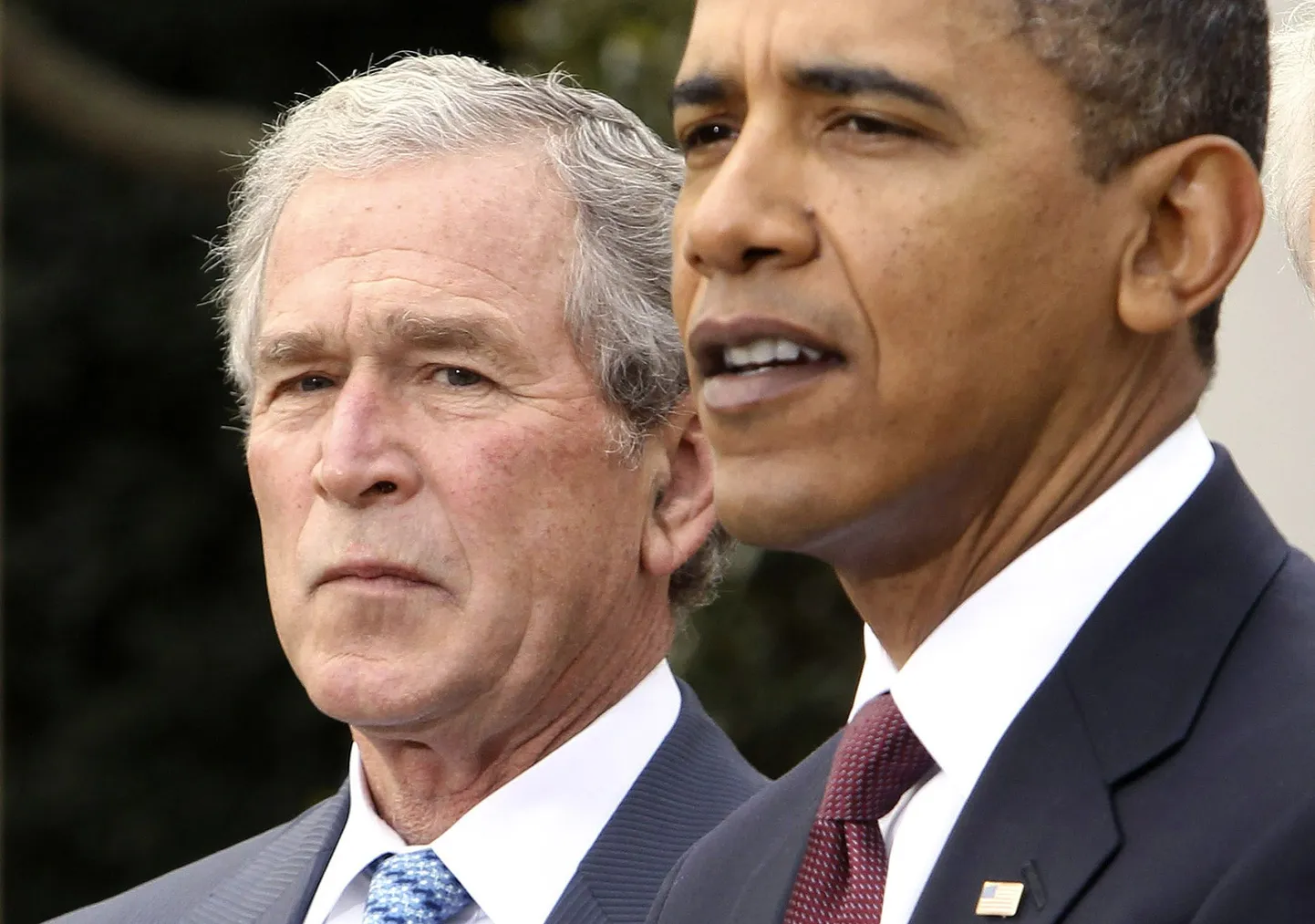 George W. Bush (vasakul) 2010. aastal Valge Maja roosiaias USA president Barack Obama kõrval.