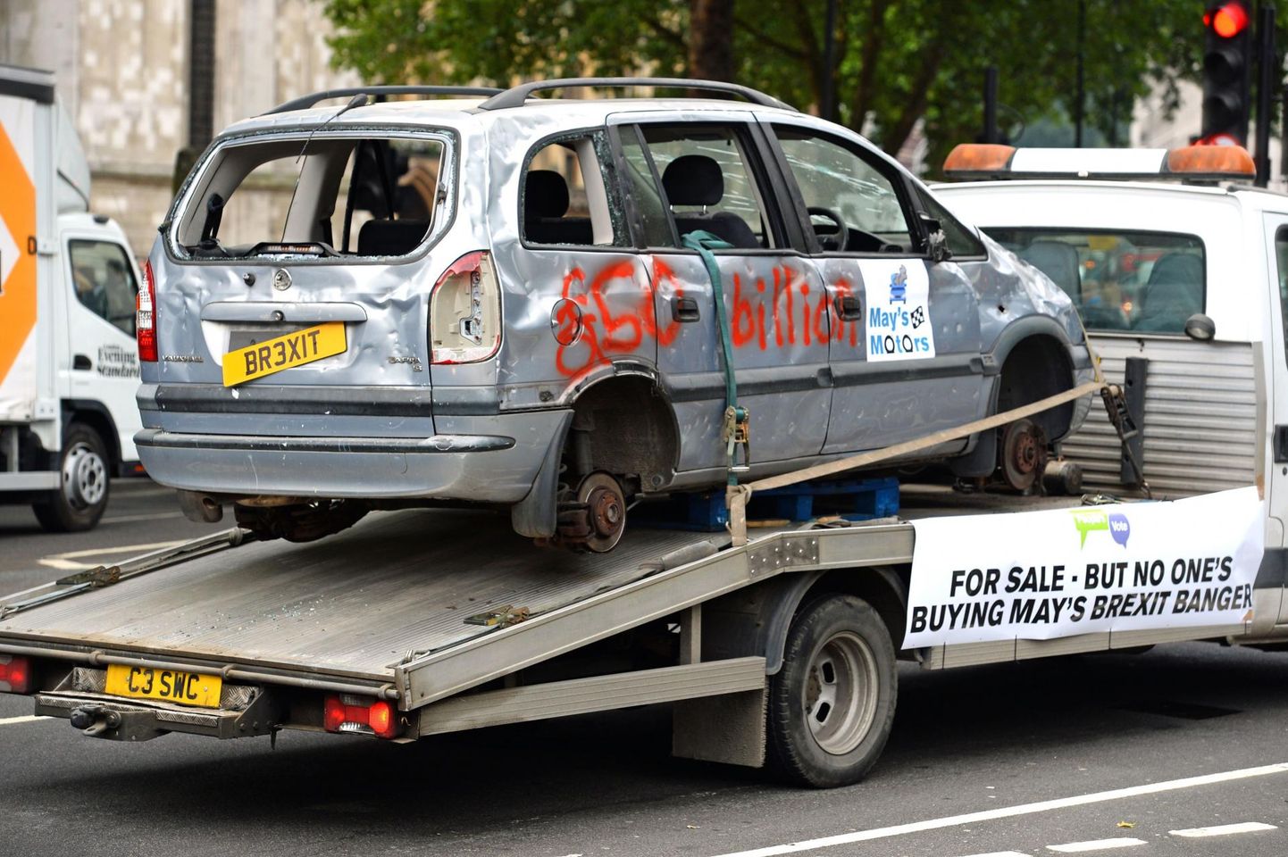 Eile sõitis Londoni tänavatel ringi räsitud väljanägemisega auto numbrimärgiga «Br3xit». See oli osa protestiaktsioonist, millega kutsutakse üles korraldama peaministri Brexiti-kava üle rahvahääletus.
