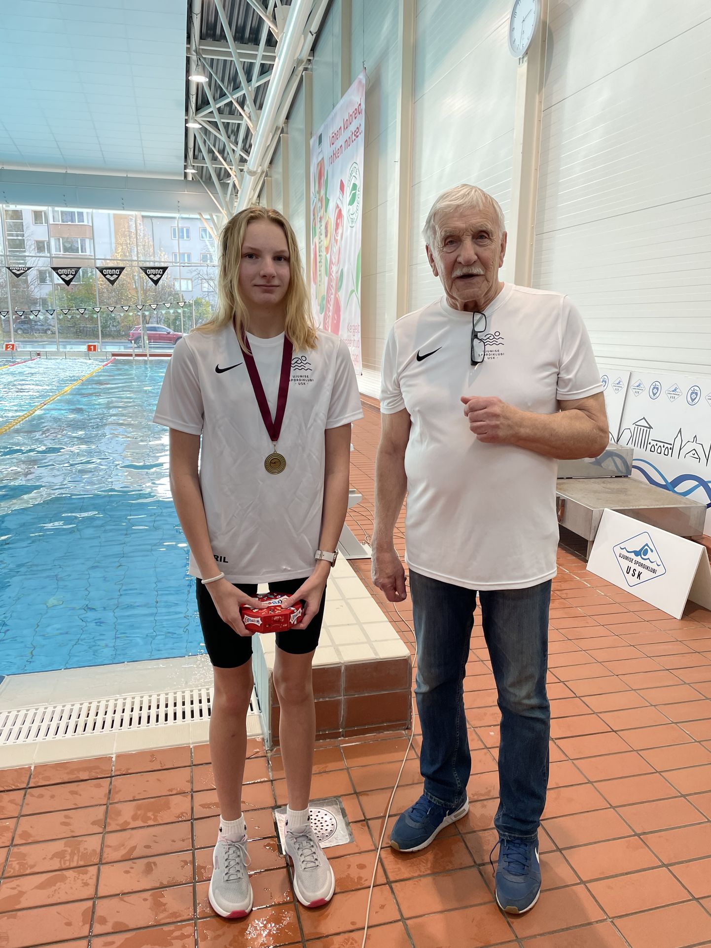 Türi ujuja Sheril Tankler ja tema treener Otto Männa rõõmustavad uue maakonna rekordi üle.