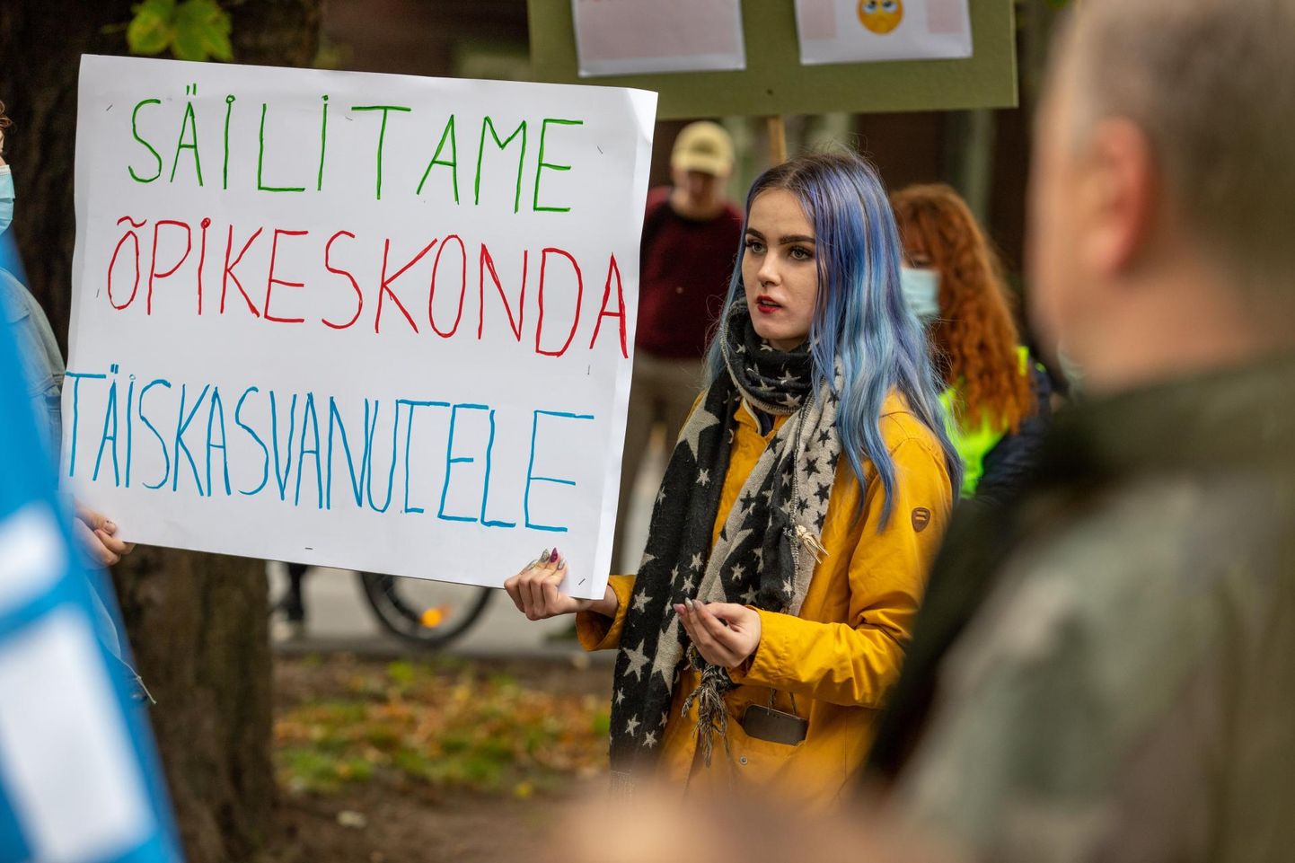 Täiskasvanute gümnasiumi meeleavaldus koolide ühinemise vastu Pärnu linnavalitsuse juures.