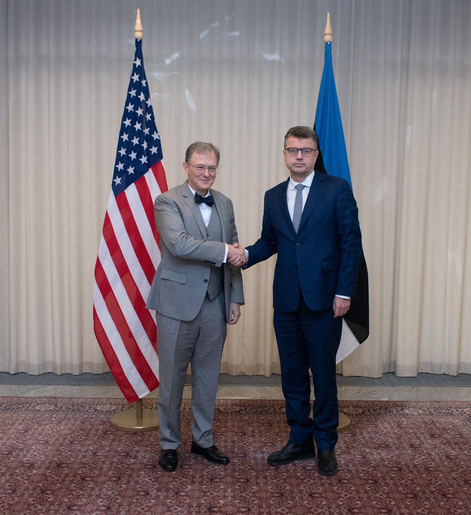 Министр иностранных дел Урмас Рейнсалу с послом США Джорджем П. Кентом.