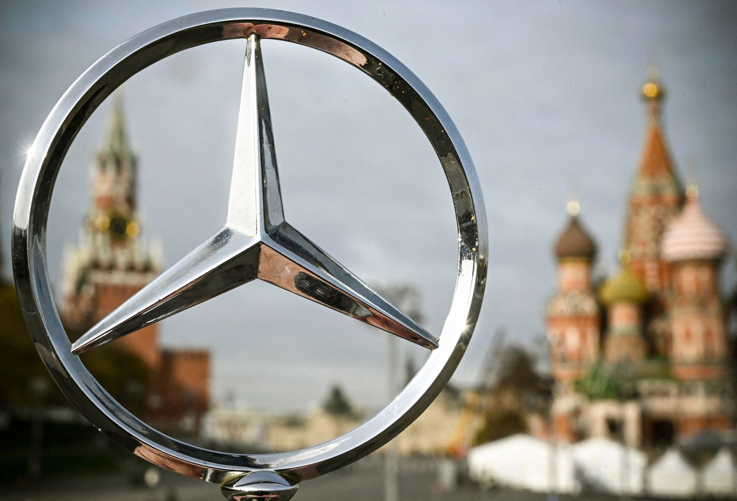 Kremli vaade läbi Mercedese märgi 26. oktoobril 2022, mil Saksa autotootja teatas lahkumisest Venemaalt.