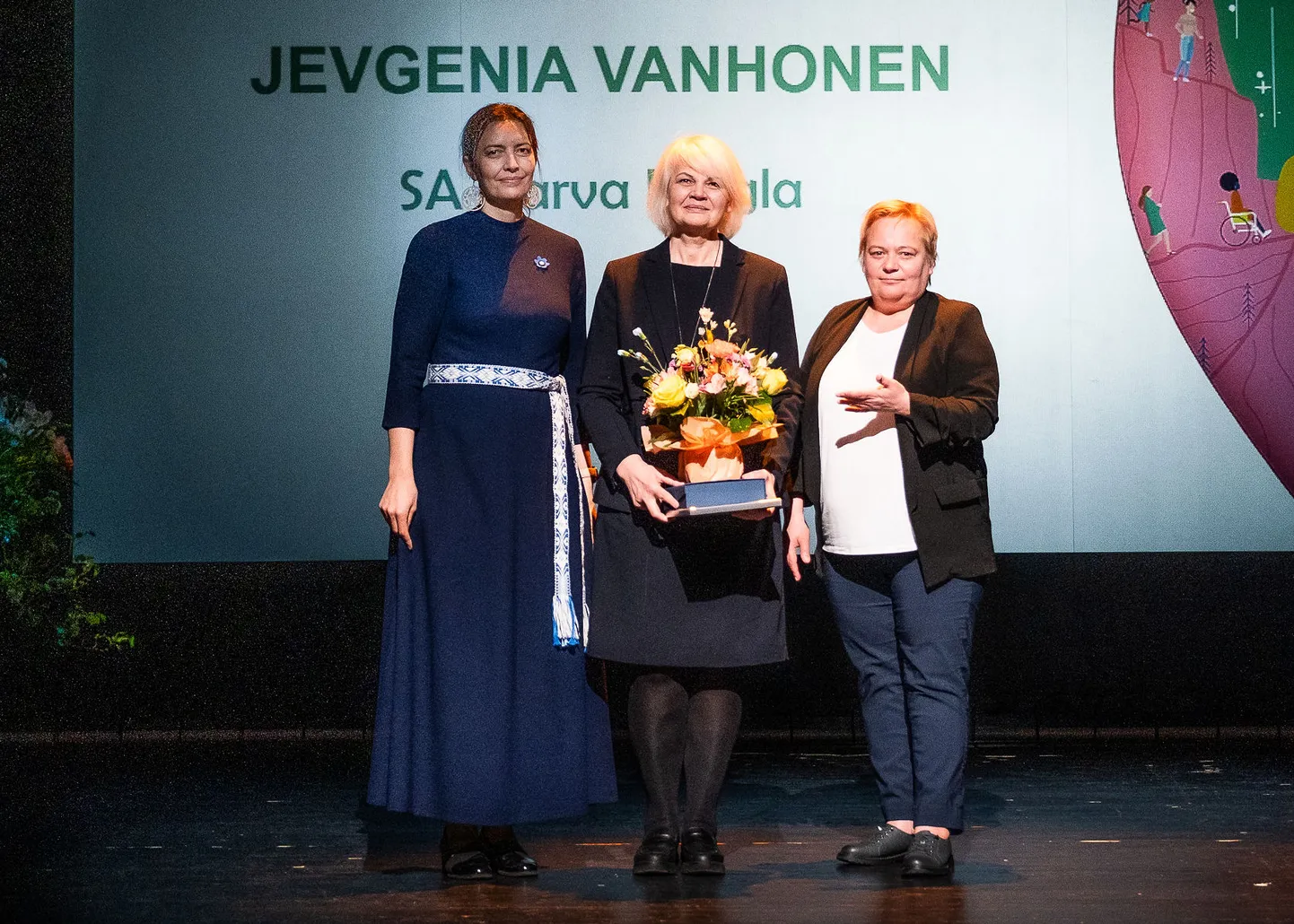 Jevgenia Vanhonen SAst Narva Haigla võttis vastu aasta sotsiaaltöötaja tunnustuse. Empaatia, tasakaalukus ja uuenduslik mõtlemine on teinud temast hinnatud spetsialisti.