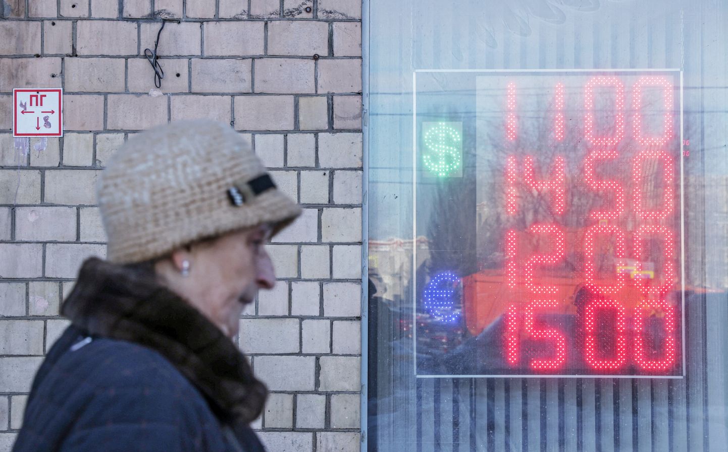 Moskvalanna 11. märtsil 2022 valuutavahetuspunktist mööda jalutamas.
