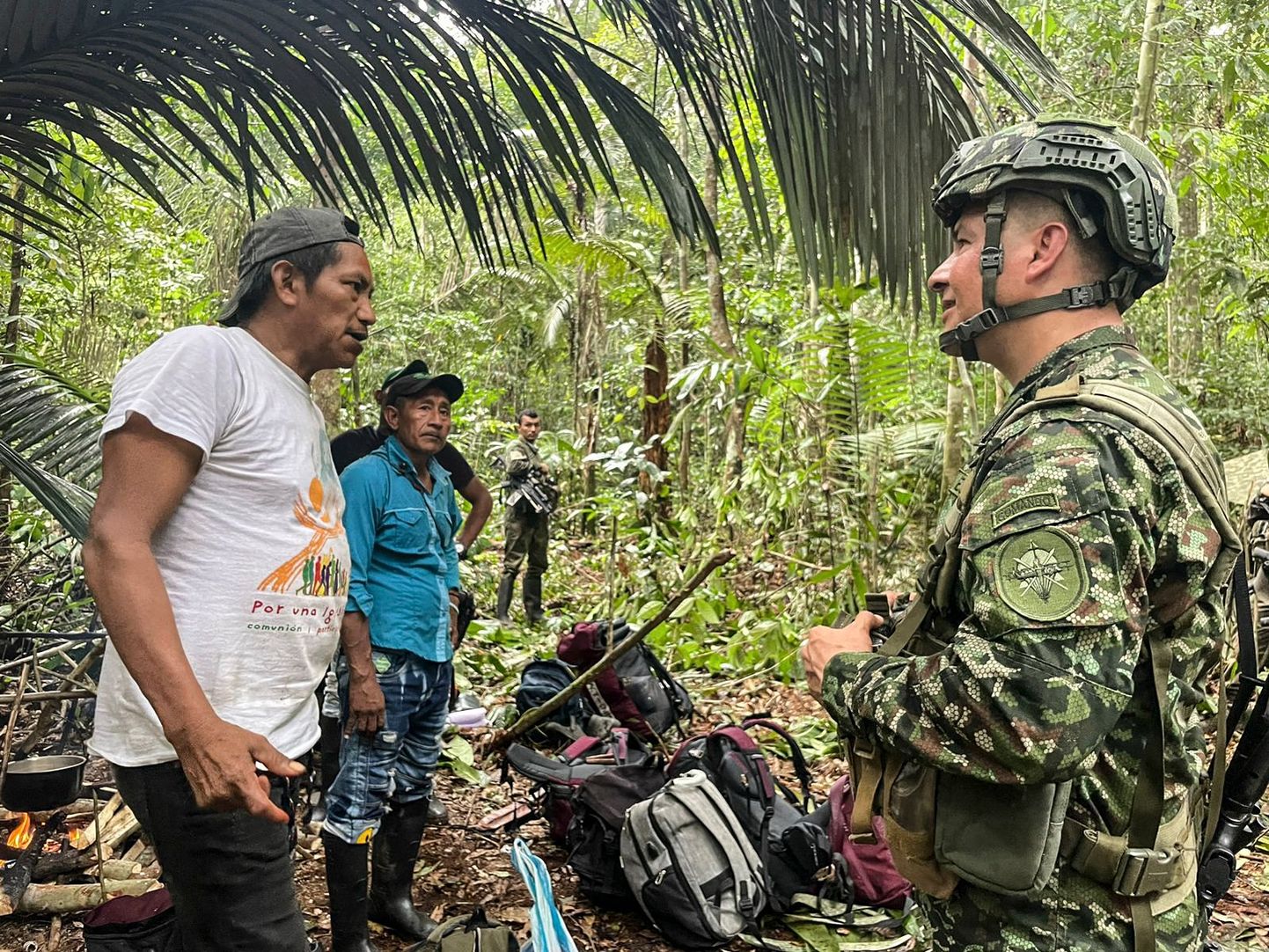 Colombia kaitsevägi koos põlishõimude liikmetega otsivad Amazonasest 1. mai lennuõnnetuses ellu jäänud ja siis kadunud lapsi