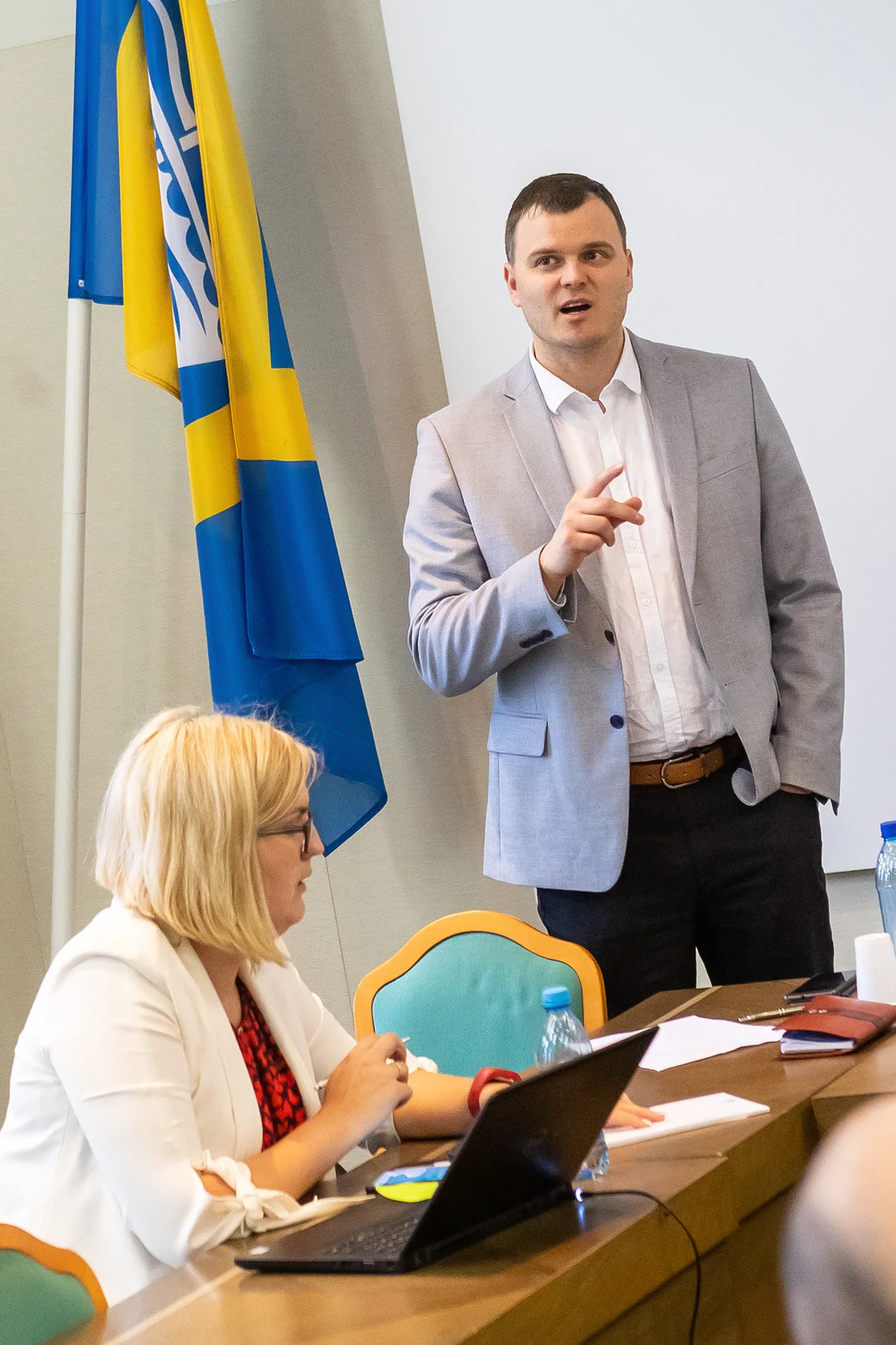 MADIS KALLAS: “Ma ei suutnud olukorda piisavalt kriitiliselt hinnata ega saadud infot ümber lükata. Seepärast on õige, et lahkun vallavanema ametist. Nii saab vallavalitsus tagasi töörahu, mille tagamine oleks minu jätkamisel keeruline.”