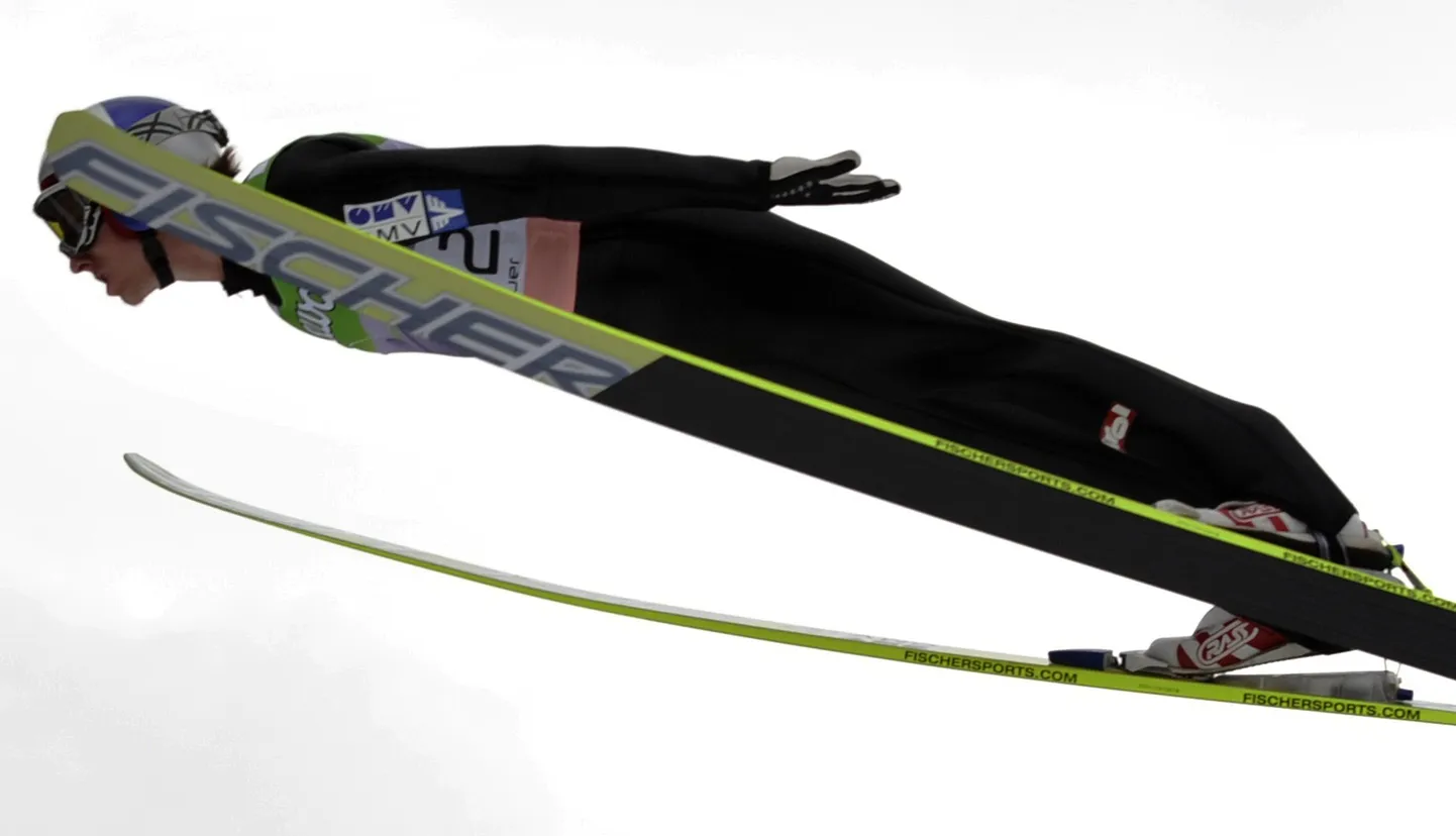 Gregor Schlierenzauer Planica lennumäel võidu poole lendamas.